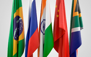 Caída lenta del dólar: BRICS crearían una moneda común
