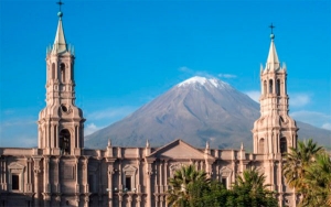 Arequipa, colonialmente espectacular, beata, enigmática y volcánica