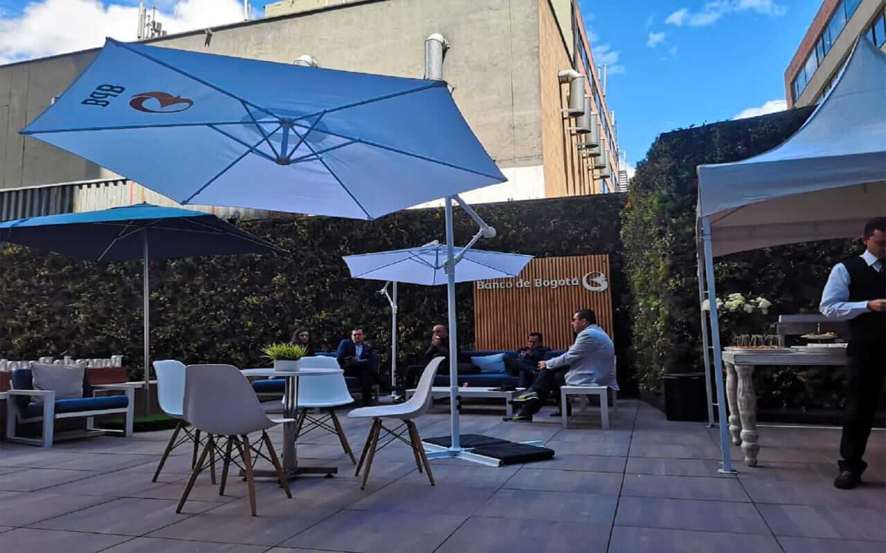 El banco de Bogota cuenta con espacio al aire libre de terraza con mobiliario cómodo