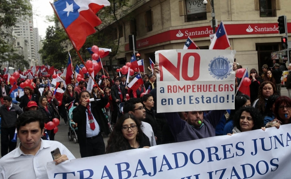 Funcionarios públicos chilenos marchan en apoyo a huelga del Registro Civil