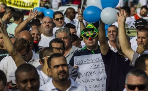 Los taxistas de Río echan el freno en una protesta contra Uber