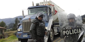 Gobierno colombiano llega a pacto con camioneros que finaliza paro de 24 días