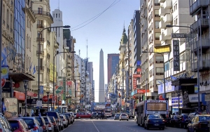 Fitch baja a negativa la calificación de la deuda soberana argentina