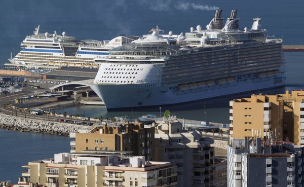 El barco más grande del mundo llega a Barcelona y dejará 27 millones en España