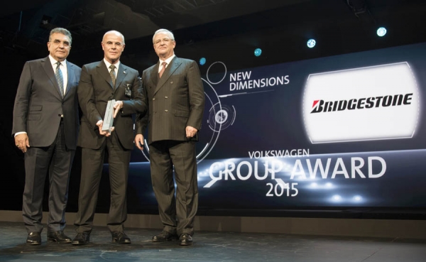 Grupo Volkswagen le entrega premio a Bridgestone
