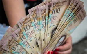 Venezolanos ven más billetes en las calles y también más inflación
