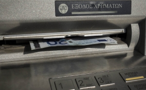 Gobierno griego relaja los controles de capital en operaciones al extranjero
