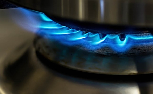 Gobierno ajustará precios del gas mientras se desploman los del petroleo