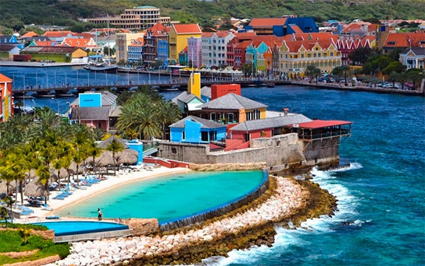 Curazao, santuario de sol con playa y decorado con casitas de colores