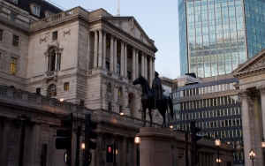 El Banco Central británico llama a rechazar el dólar