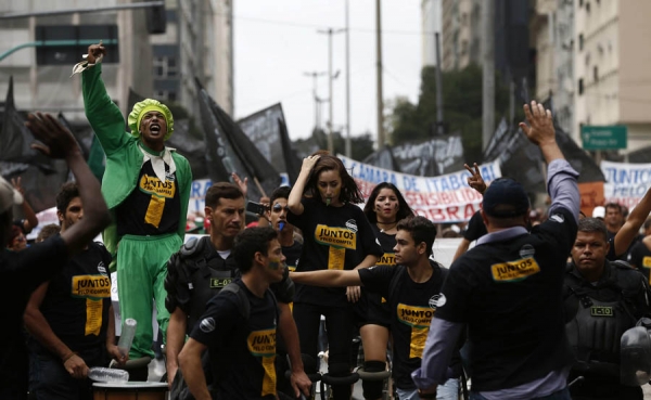 Los trabajadores de Mercedes inician una huelga en Brasil contra despidos
